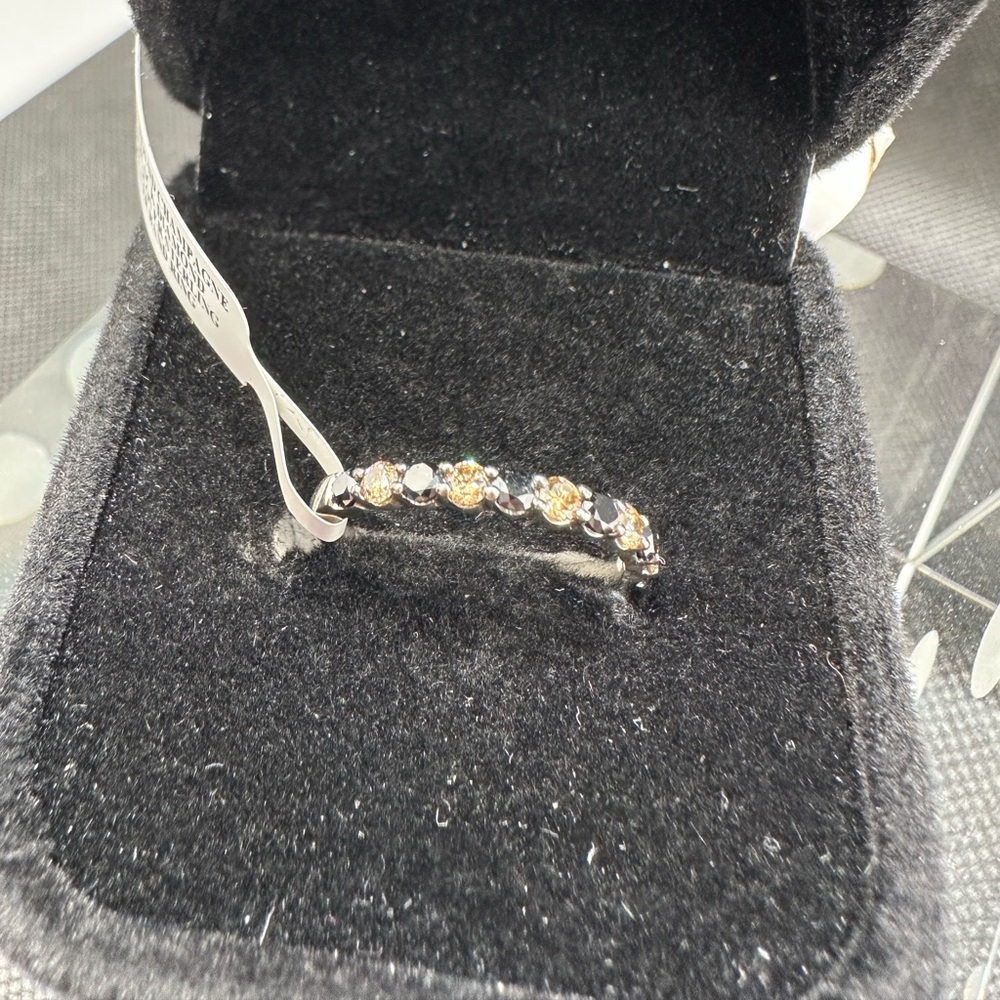 NEW! ✨GORGEOUS✨ Champagne and Black Diamond Ring - Picture 4 of 7
